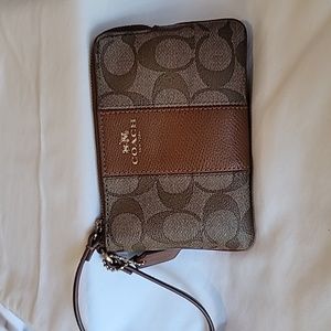COACH SIGNATURE WRISTLED, PRE-OWNED COLOR BROWN EXCELLENT CONDITION!!